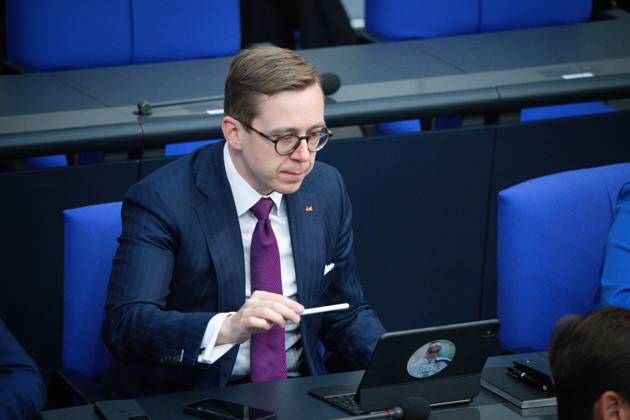 German Bundestag, 4th plenary session Philipp Amthor CDU at the Ipad on the government bench at the 4th session of the German Bundestag in Berlin, 15 05 2025 Berlin Berlin Germany