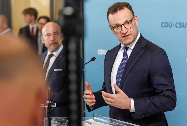 Statement before the parliamentary group meeting of the CDU CSU Jens Spahn, parliamentary group leader of the CDU CSU and Alexander Hoffmann in the Bundestag, speaks during a statement before the parliamentary group meeting on 20 05 25 in Berlin Berlin Berlin Germany Reichstag