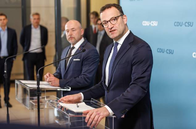 Statement before the parliamentary group meeting of the CDU CSU Jens Spahn, parliamentary group leader of the CDU CSU and Alexander Hoffmann in the Bundestag, speaks during a statement before the parliamentary group meeting on 20 05 25 in Berlin Berlin Berlin Germany Reichstag