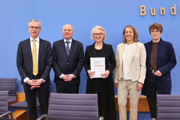 Berlin, Germany, 21 05 2025 Federal Press Conference Presentation of the Spring Report 2025 of the German Council of Economic Experts The German Council of Economic Experts, L R Martin Werding, Achim Truger, Monika Schnitzer, Ulrike Malmendier, Veronika Grimm Copyright: xdtsxNachrichtenagenturx dts_68059