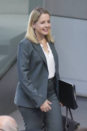 German Bundestag, 6 plenary session Verena Hubertz, Federal Minister for Housing, Urban Development and Construction dynamic on her arrival on her way to the government bench before the 6 session of the German Bundestag in Berlin, 21 05 2025 Berlin Berlin Germany