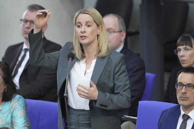 German Bundestag, 6th plenary session Verena Hubertz, Federal Minister for Housing, Urban Development and Construction with gestures and hand gestures the minister answers the questions of the members of parliament during the questioning of the federal government during the 6th session of the German Bundestag in Berlin, 21 05 2025 Berlin Berlin Germany