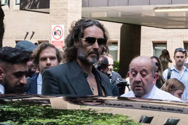 Russell Brand At Southwark Crown Court In London LONDON, UNITED KINGDOM MAY 30, 2025: British actor and comedian Russell Brand leaves Southwark Crown Court followed a plea and trial preparation hearing after being charged with rape, oral rape, indecent assault and two counts of sexual assault, between 1999 and 2005 in Bournemouth and the Westminster area in London, United Kingdom on May 30, 2025. London Greater London United Kingdom  Copyright: xWIktorxSzymanowiczx originalFilename: szymanowicz-russellb250530_npjFg