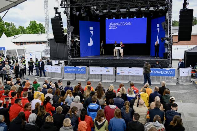 STOCKHOLM, SWEDEN 20250611 Social Democrat Party leader Magdalena Andersson S is thanked after her speech during Järvaveckan at Spanga IP on Wednesday STOCKHOLM SWEDEN x12046x Copyright: xOscarxOlsson TTx JÄRVAVECKAN 2025 K-pZrFb7TEE