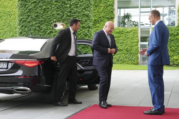Federal Chancellor Merz receives Austrian Federal Chancellor Stocker Federal Chancellor Friedrich Merz together with Federal Chancellor Chistian Stocker on arrival at the Federal Chancellery, Berlin, 27 06 2025 Berlin Berlin Germany