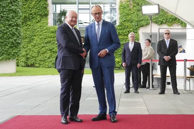 Federal Chancellor Merz receives Austrian Federal Chancellor Stocker Federal Chancellor Friedrich Merz together with Federal Chancellor Chistian Stocker at the handshake on arrival at the Federal Chancellery, Berlin, 27 06 2025 Berlin Berlin Germany