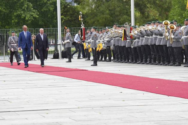 Federal Chancellor Merz receives the Austrian Federal Chancellor Stocker Federal Chancellor Friedrich Merz together with Federal Chancellor Chistian Stocker at the ceremonial procession of the Bundeswehr in the courtyard of the Chancellery, Berlin, 27 06 2025 Berlin Berlin Germany