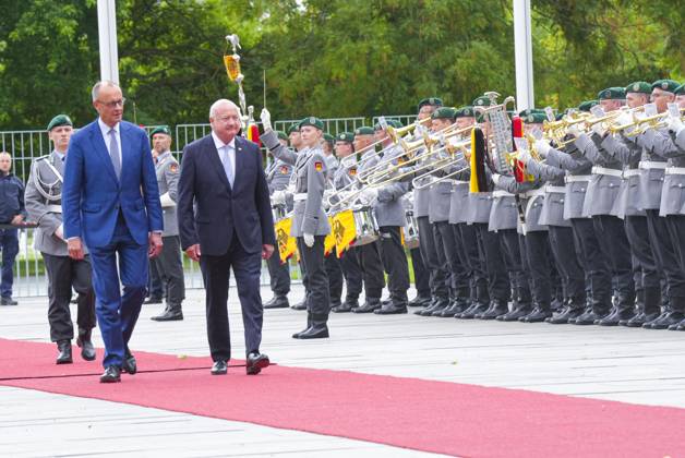 Federal Chancellor Merz receives the Austrian Federal Chancellor Stocker Federal Chancellor Friedrich Merz together with Federal Chancellor Chistian Stocker at the ceremonial procession of the Bundeswehr in the courtyard of the Chancellery, Berlin, 27 06 2025 Berlin Berlin Germany