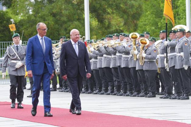 Federal Chancellor Merz receives the Austrian Federal Chancellor Stocker Federal Chancellor Friedrich Merz together with Federal Chancellor Chistian Stocker at the ceremonial procession of the Bundeswehr in the courtyard of the Chancellery, Berlin, 27 06 2025 Berlin Berlin Germany