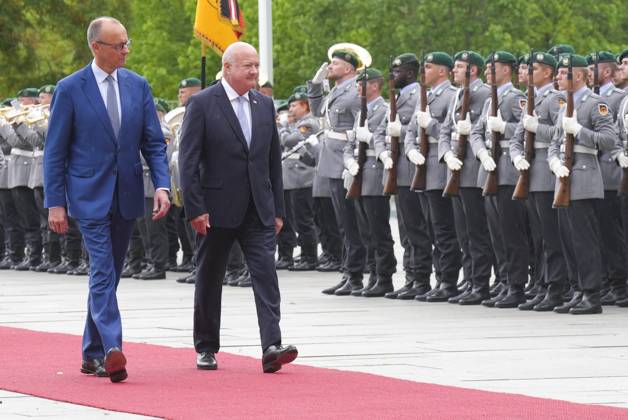 Federal Chancellor Merz receives the Austrian Federal Chancellor Stocker Federal Chancellor Friedrich Merz together with Federal Chancellor Chistian Stocker at the ceremonial procession of the Bundeswehr in the courtyard of the Chancellery, Berlin, 27 06 2025 Berlin Berlin Germany