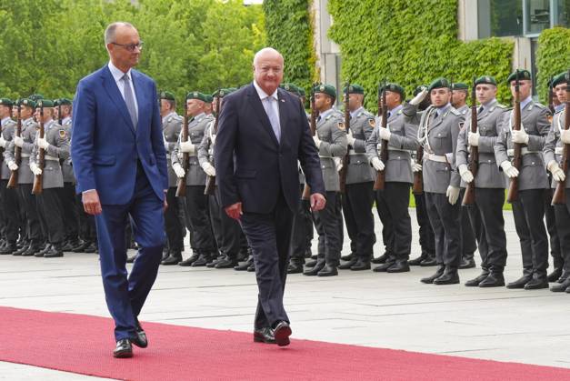 Federal Chancellor Merz receives the Austrian Federal Chancellor Stocker Federal Chancellor Friedrich Merz together with Federal Chancellor Chistian Stocker at the ceremonial procession of the Bundeswehr in the courtyard of the Chancellery, Berlin, 27 06 2025 Berlin Berlin Germany