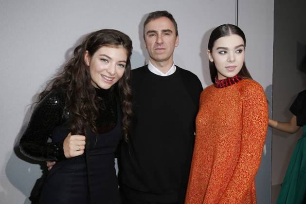 Singer Lorde, designer Raf Simons and Hailee Steinfeld Backstage at Christian Dior fashion show , collection prêt à porter automne hiver 2015 2016, in Paris On march 6th 2015 On Backstage at Christian Dior fashion show F W ready to wear 2015 2016 in Paris On march 6th 2015 Paris France  Copyright: xOLIVIERxBORDEx xBESTIMAGExOLIVIERxBORDEx xBESTIMAGEx