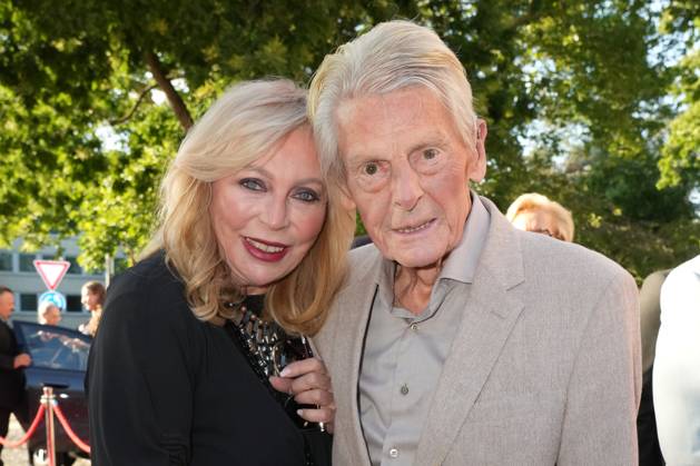 Nibelungen Festival 2025 Klaus Bresser with his wife Evelyn Bresser at the premiere of the play SEE AUS ASCHE - Das Lied der Nibelungen at the Nibelungen Festival on 11 July 2025 in front of Worms Cathedral Worms Worms Cathedral Rhineland-Palatinate