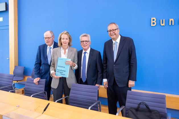 Presentation of the final report of the Initiative for a State capable of acting in Germany, Berlin on 14 07 2025 Julia Jäkel, media manager and supervisory board member, former Federal Minister Thomas de Maiziere, former Federal Minister Peer Steinbrück, Andreas Voßkuhle, former President of the Federal Constitutional Court present the