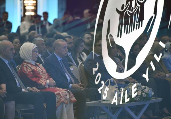 Turkish President Erdogan attends the International Family Forum??????? ISTANBUL, TURKIYE - MAY 23: (----EDITORIAL USE ONLY - MANDATORY CREDIT - TURKISH PRESIDENCY MUSTAFA OZTARTAN HANDOUT - NO MARKETING NO ADVERTISING CAMPAIGNS - DISTRIBUTED AS A SERVICE TO CLIENTS----) Turkish President Recep Tayyip Erdogan and his wife Emine Erdogan attend the International Family Forum in Istanbul, Turkiye on May 23, 2025. Turkish Parliament Speaker Numan Kurtulmus (L) also attended the forum. Istanbul Turkey. Editorial use only. Please get in touch for any other usage. Copyright: x2025xAnadoluxTurxPresidencyx xMustafaxOztartanx