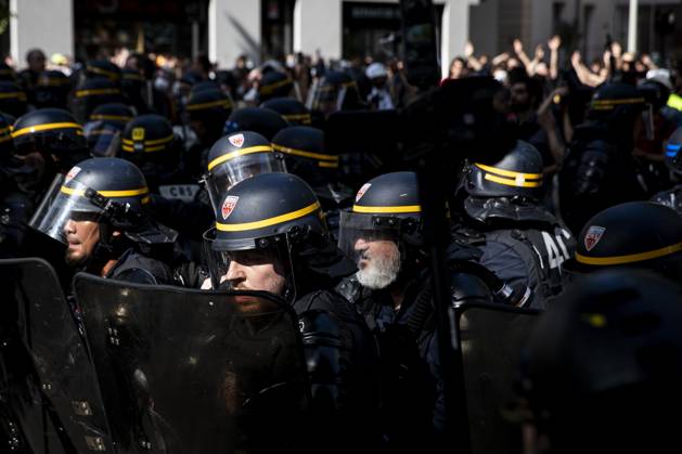 Clashes erupt between police and protesters during May Day rally in Paris PARIS, FRANCE - MAY 01: Scuffles broke out between police and demonstrators during Labour Day rally, as thousands took to the streets demanding better wages and labor conditions in Paris, France on May 01, 2025. France World. Editorial use only. Please get in touch for any other usage. Copyright: x2025xAnadoluxSathirixKelpax