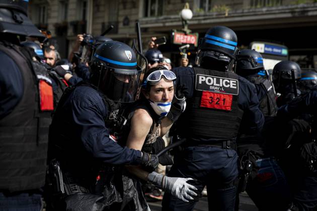 Clashes erupt between police and protesters during May Day rally in Paris PARIS, FRANCE - MAY 01: Scuffles broke out between police and demonstrators during Labour Day rally, as thousands took to the streets demanding better wages and labor conditions in Paris, France on May 01, 2025. France World. Editorial use only. Please get in touch for any other usage. Copyright: x2025xAnadoluxSathirixKelpax
