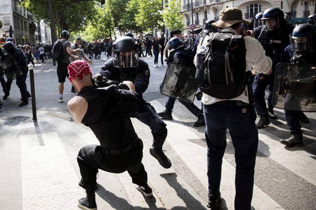 Clashes erupt between police and protesters during May Day rally in Paris PARIS, FRANCE - MAY 01: Scuffles broke out between police and demonstrators during Labour Day rally, as thousands took to the streets demanding better wages and labor conditions in Paris, France on May 01, 2025. France World. Editorial use only. Please get in touch for any other usage. Copyright: x2025xAnadoluxSathirixKelpax