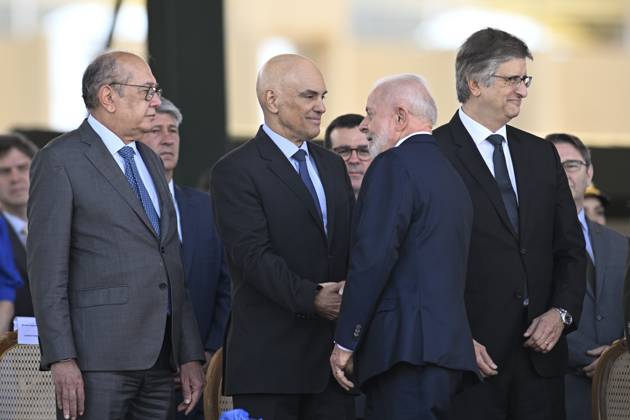 Brazilian president Lula da Silva attends Soldier s Day ceremony in Brasilia BRASILIA, BRAZIL - AUGUST 22: Brazilian President Luiz Inacio Lula da Silva, (2nd R) shakes hands with Judge Alexandre de Moraes during a ceremony marking Soldier s Day at the Army headquarters in Brasilia, Brazil on August 22, 2024. Brazil World. Editorial use only. Please get in touch for any other usage. Copyright: x2025xAnadoluxMateusxBonomix