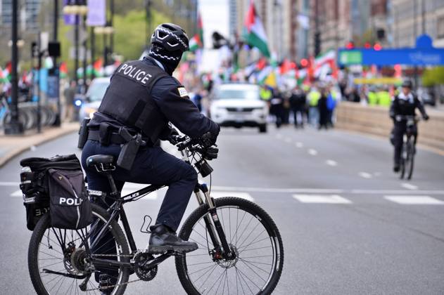 Pro-Palestinian protesters march through downtown Chicago CHICAGO, UNITED STATES - APRIL 20: A police looks on as pro-Palestinian demonstrators marching through downtown Chicago to protest against Israeli attacks on Gaza, on April 20, 2024 in Chicago, Illinois, United States. United States World. Editorial use only. Please get in touch for any other usage. Copyright: x2025xAnadoluxJacekxBoczarskix