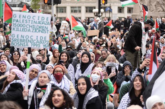 Pro-Palestinian protesters march through downtown Chicago CHICAGO, UNITED STATES - APRIL 20: Pro-Palestinian demonstrators march through downtown Chicago to protest against Israeli attacks on Gaza, on April 20, 2024 in Chicago, Illinois, United States. United States World. Editorial use only. Please get in touch for any other usage. Copyright: x2025xAnadoluxJacekxBoczarskix