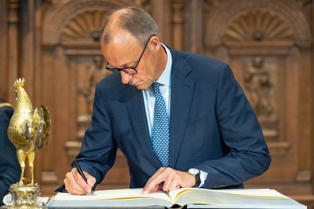 Federal Chancellor Friedrich Merz signs the City of Münsters Golden Book in the Friedenssaal Chancellors inaugural visit to North Rhine-Westphalia Münster , Münster North Rhine-Westphalia Germany City Hall