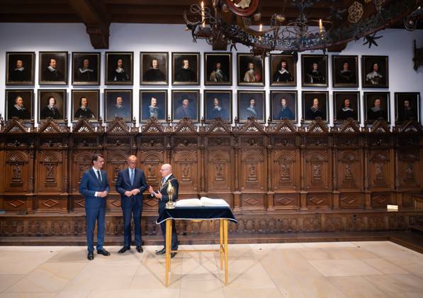 Federal Chancellor Friedrich Merz signs the Golden Book of the City of Münster in the Peace Hall, with Hendrik Wüst, Minister President of North Rhine-Westphalia, left, and Markus Lewe, Lord Mayor of Münster, right Chancellors inaugural visit to North Rhine-Westphalia Münster , Münster North Rhine-Westphalia Germany City Hall