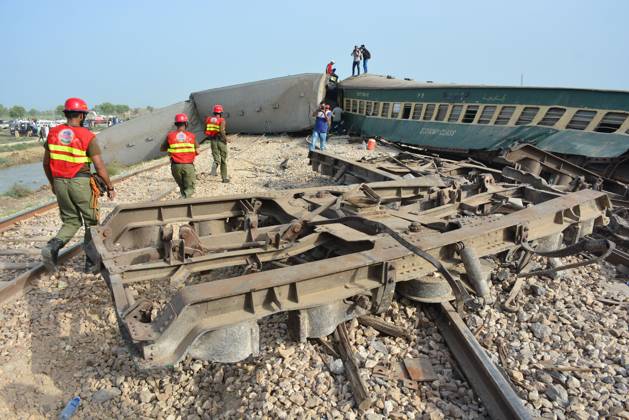 28 killed, 50 injured as passenger train derails in southern Pakistan NAWABSHAH, PAKISTAN, AUGUST 06: Search and Rescue Team are seen as the coaches of an Express train derailed at Nawabshah, southern Sindh province, Pakistan on August 06, 2023. The death toll from the accident rose to 28 and 50 injured people have been transported to nearby hospitals. At least 10 carriages of Hazara Express, which was traveling from the port city of Karachi to the northeastern garrison city of Rawalpindi, derailed near the Nawabshah district, some 267 kilometers (166 miles) from Karachi, Pakistan Railways as reported. Pakistan World. Editorial use only. Please get in touch for any other usage. Copyright: x2025xAnadoluxShakeelxAhmedx