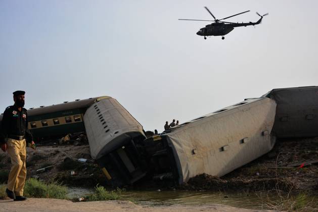 28 killed, 50 injured as passenger train derails in southern Pakistan NAWABSHAH, PAKISTAN, AUGUST 06: A helicopter is seen as the coaches of an Express train derailed at Nawabshah, southern Sindh province, Pakistan on August 06, 2023. The death toll from the accident rose to 28 and 50 injured people have been transported to nearby hospitals. At least 10 carriages of Hazara Express, which was traveling from the port city of Karachi to the northeastern garrison city of Rawalpindi, derailed near the Nawabshah district, some 267 kilometers (166 miles) from Karachi, Pakistan Railways as reported. Pakistan World. Editorial use only. Please get in touch for any other usage. Copyright: x2025xAnadoluxShakeelxAhmedx