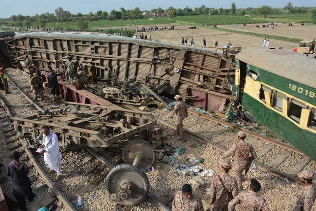 28 killed, 50 injured as passenger train derails in southern Pakistan NAWABSHAH, PAKISTAN, AUGUST 06: A view of derailment of coaches of an Express train at Nawabshah, southern Sindh province, Pakistan on August 06, 2023. The death toll from the accident rose to 28 and 50 injured people have been transported to nearby hospitals. At least 10 carriages of Hazara Express, which was traveling from the port city of Karachi to the northeastern garrison city of Rawalpindi, derailed near the Nawabshah district, some 267 kilometers (166 miles) from Karachi, Pakistan Railway as reported. Pakistan World. Editorial use only. Please get in touch for any other usage. Copyright: x2025xAnadoluxShakeelxAhmedx
