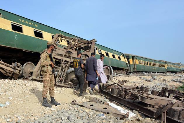28 killed, 50 injured as passenger train derails in southern Pakistan NAWABSHAH, PAKISTAN, AUGUST 06: A view of derailment of coaches of an Express train at Nawabshah, southern Sindh province, Pakistan on August 06, 2023. The death toll from the accident rose to 28 and 50 injured people have been transported to nearby hospitals. At least 10 carriages of Hazara Express, which was traveling from the port city of Karachi to the northeastern garrison city of Rawalpindi, derailed near the Nawabshah district, some 267 kilometers (166 miles) from Karachi, Pakistan Railways as reported. Pakistan World. Editorial use only. Please get in touch for any other usage. Copyright: x2025xAnadoluxShakeelxAhmedx