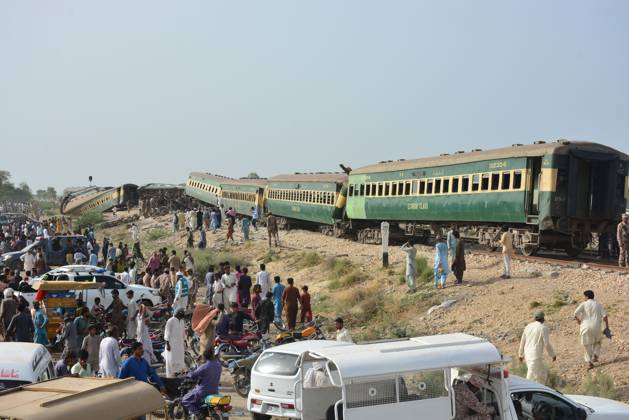 28 killed, 50 injured as passenger train derails in southern Pakistan NAWABSHAH, PAKISTAN, AUGUST 06:People gather as the coaches of an Express train derailed at Nawabshah, southern Sindh province, Pakistan on August 06, 2023. The death toll from the accident rose to 28 and 50 injured people have been transported to nearby hospitals. At least 10 carriages of Hazara Express, which was traveling from the port city of Karachi to the northeastern garrison city of Rawalpindi, derailed near the Nawabshah district, some 267 kilometers (166 miles) from Karachi, Pakistan Railways as reported. Pakistan World. Editorial use only. Please get in touch for any other usage. Copyright: x2025xAnadoluxShakeelxAhmedx