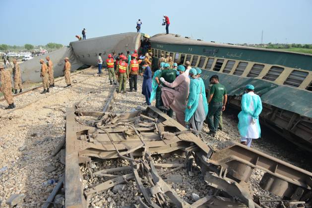 28 killed, 50 injured as passenger train derails in southern Pakistan NAWABSHAH, PAKISTAN, AUGUST 06: A view of derailment of coaches of an Express train at Nawabshah, southern Sindh province, Pakistan on August 06, 2023. The death toll from the accident rose to 28 and 50 injured people have been transported to nearby hospitals. At least 10 carriages of Hazara Express, which was traveling from the port city of Karachi to the northeastern garrison city of Rawalpindi, derailed near the Nawabshah district, some 267 kilometers (166 miles) from Karachi, Pakistan Railways as reported. Pakistan World. Editorial use only. Please get in touch for any other usage. Copyright: x2025xAnadoluxShakeelxAhmedx