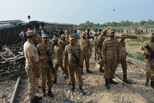 28 killed, 50 injured as passenger train derails in southern Pakistan NAWABSHAH, PAKISTAN, AUGUST 06: Soldiers come to the scene after coaches of an Express train derailed at Nawabshah, southern Sindh province, Pakistan on August 06, 2023. The death toll from the accident rose to 28 and 50 injured people have been transported to nearby hospitals. At least 10 carriages of Hazara Express, which was traveling from the port city of Karachi to the northeastern garrison city of Rawalpindi, derailed near the Nawabshah district, some 267 kilometers (166 miles) from Karachi, Pakistan Railways as reported. Pakistan World. Editorial use only. Please get in touch for any other usage. Copyright: x2025xAnadoluxShakeelxAhmedx