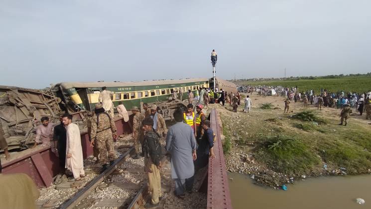22 killed, 50 injured as passenger train derails in southern Pakistan NAWABSHAH, PAKISTAN, AUGUST 06: A view of derailment of coaches of an Express train at Nawabshah, southern Sindh province, Pakistan, on August 06, 2023. The death toll from a train accident in Pakistan s southern Sindh province on Sunday rose to 22 as rescuers pulled out seven more bodies from the wreckage of the derailed carriages. At least 10 carriages of Hazara Express, which was traveling from the port city of Karachi to the northeastern garrison city of Rawalpindi, derailed near the Nawabshah district, some 267 km (165 mi) from Karachi, Pakistan Railways said. Pakistan World. Editorial use only. Please get in touch for any other usage. Copyright: x2025xAnadoluxShakeelxAhmedx