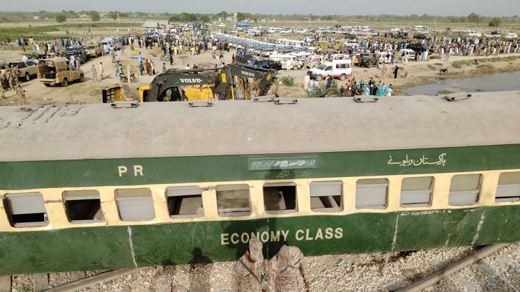 22 killed, 50 injured as passenger train derails in southern Pakistan NAWABSHAH, PAKISTAN, AUGUST 06: A view of derailment of coaches of an Express train at Nawabshah, southern Sindh province, Pakistan, on August 06, 2023. The death toll from a train accident in Pakistan s southern Sindh province on Sunday rose to 22 as rescuers pulled out seven more bodies from the wreckage of the derailed carriages. At least 10 carriages of Hazara Express, which was traveling from the port city of Karachi to the northeastern garrison city of Rawalpindi, derailed near the Nawabshah district, some 267 km (165 mi) from Karachi, Pakistan Railways said. Pakistan World. Editorial use only. Please get in touch for any other usage. Copyright: x2025xAnadoluxShakeelxAhmedx