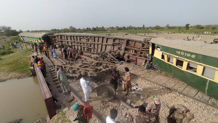 22 killed, 50 injured as passenger train derails in southern Pakistan NAWABSHAH, PAKISTAN, AUGUST 06: A view of derailment of coaches of an Express train at Nawabshah, southern Sindh province, Pakistan, on August 06, 2023. The death toll from a train accident in Pakistan s southern Sindh province on Sunday rose to 22 as rescuers pulled out seven more bodies from the wreckage of the derailed carriages. At least 10 carriages of Hazara Express, which was traveling from the port city of Karachi to the northeastern garrison city of Rawalpindi, derailed near the Nawabshah district, some 267 km (165 mi) from Karachi, Pakistan Railways said. Pakistan World. Editorial use only. Please get in touch for any other usage. Copyright: x2025xAnadoluxShakeelxAhmedx