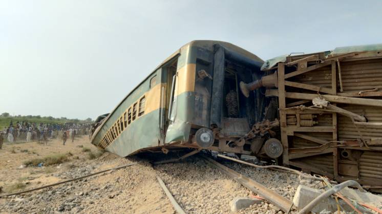 22 killed, 50 injured as passenger train derails in southern Pakistan NAWABSHAH, PAKISTAN, AUGUST 06: A view of derailment of coaches of an Express train at Nawabshah, southern Sindh province, Pakistan, on August 06, 2023. The death toll from a train accident in Pakistan s southern Sindh province on Sunday rose to 22 as rescuers pulled out seven more bodies from the wreckage of the derailed carriages. At least 10 carriages of Hazara Express, which was traveling from the port city of Karachi to the northeastern garrison city of Rawalpindi, derailed near the Nawabshah district, some 267 km (165 mi) from Karachi, Pakistan Railways said. Pakistan World. Editorial use only. Please get in touch for any other usage. Copyright: x2025xAnadoluxShakeelxAhmedx