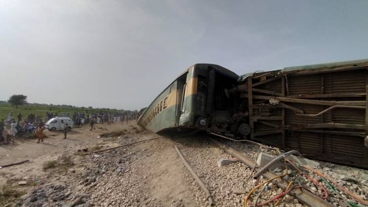 22 killed, 50 injured as passenger train derails in southern Pakistan NAWABSHAH, PAKISTAN, AUGUST 06: A view of derailment of coaches of an Express train at Nawabshah, southern Sindh province, Pakistan, on August 06, 2023. The death toll from a train accident in Pakistan s southern Sindh province on Sunday rose to 22 as rescuers pulled out seven more bodies from the wreckage of the derailed carriages. At least 10 carriages of Hazara Express, which was traveling from the port city of Karachi to the northeastern garrison city of Rawalpindi, derailed near the Nawabshah district, some 267 km (165 mi) from Karachi, Pakistan Railways said. Pakistan World. Editorial use only. Please get in touch for any other usage. Copyright: x2025xAnadoluxShakeelxAhmedx