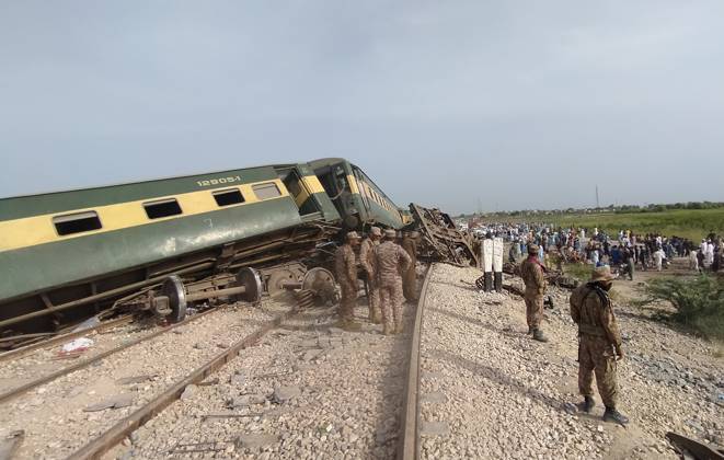 22 killed, 50 injured as passenger train derails in southern Pakistan NAWABSHAH, PAKISTAN, AUGUST 06: A view of derailment of coaches of an Express train at Nawabshah, southern Sindh province, Pakistan, on August 06, 2023. The death toll from a train accident in Pakistan s southern Sindh province on Sunday rose to 22 as rescuers pulled out seven more bodies from the wreckage of the derailed carriages. At least 10 carriages of Hazara Express, which was traveling from the port city of Karachi to the northeastern garrison city of Rawalpindi, derailed near the Nawabshah district, some 267 km (165 mi) from Karachi, Pakistan Railways said. Pakistan World. Editorial use only. Please get in touch for any other usage. Copyright: x2025xAnadoluxShakeelxAhmedx