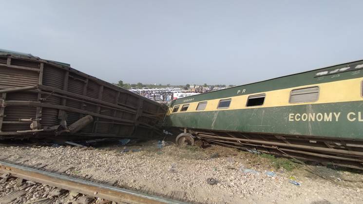 22 killed, 50 injured as passenger train derails in southern Pakistan NAWABSHAH, PAKISTAN, AUGUST 06: A view of derailment of coaches of an Express train at Nawabshah, southern Sindh province, Pakistan, on August 06, 2023. The death toll from a train accident in Pakistan s southern Sindh province on Sunday rose to 22 as rescuers pulled out seven more bodies from the wreckage of the derailed carriages. At least 10 carriages of Hazara Express, which was traveling from the port city of Karachi to the northeastern garrison city of Rawalpindi, derailed near the Nawabshah district, some 267 km (165 mi) from Karachi, Pakistan Railways said. Pakistan World. Editorial use only. Please get in touch for any other usage. Copyright: x2025xAnadoluxShakeelxAhmedx