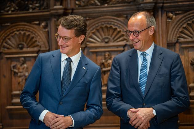 Federal Chancellor Friedrich Merz signs the Golden Book of the City of Münster in the Peace Hall, with Hendrik Wüst, Minister President of North Rhine-Westphalia on the left , Chancellors inaugural visit to North Rhine-Westphalia Münster , Münster North Rhine-Westphalia Germany City Hall