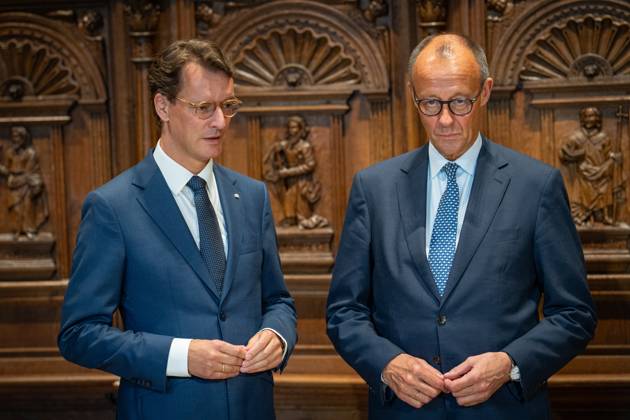 Federal Chancellor Friedrich Merz signs the Golden Book of the City of Münster in the Peace Hall, with Hendrik Wüst, Minister President of North Rhine-Westphalia on the left , Chancellors inaugural visit to North Rhine-Westphalia Münster , Münster North Rhine-Westphalia Germany City Hall