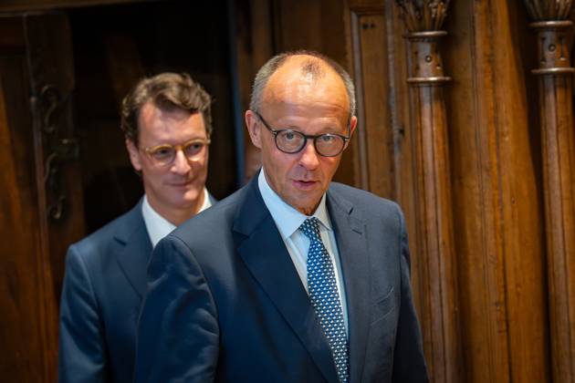 Federal Chancellor Friedrich Merz signs the Golden Book of the City of Münster in the Peace Hall, with Hendrik Wüst, Minister President of North Rhine-Westphalia on the left , Chancellors inaugural visit to North Rhine-Westphalia Münster , Münster North Rhine-Westphalia Germany City Hall