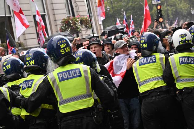 Clashes erupt between police and protesters at anti-immigration march in London organized by Tommy Robinson LONDON, UNITED KINGDOM - SEPTEMBER 13: Clashes erupt between police and protesters as thousands of people march through central London in a rally called Unite the Kingdom, organized by far-right activist Tommy Robinson to protest government immigration policies, on September 13, 2025. Police intervened when Robinson supporters attempted to approach the area where March Against Fascism demonstrators had gathered. Several protesters were detained during the scuffles. Rasid Necati Aslim Anadolu London United Kingdom. Editorial use only. Please get in touch for any other usage. Copyright: x2025xAnadoluxRasidxNecatixAslimx