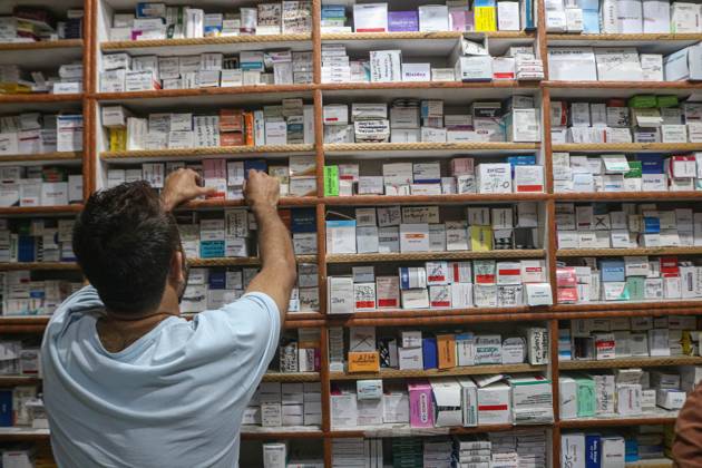 US President Donald Trump Slaps 100% Tariff On Branded Pharma Drug Imports An employee checks the stock of medicines at a pharmacy in Srinagar, Jammu and Kashmir, on September 26, 2025. US President Donald Trump says on Thursday that the United States imposes a 100% tariff on imports of branded or patented pharmaceutical products from October 1, unless a given pharmaceutical company is building a manufacturing plant in the U.S. SRINAGAR, Jammu And Kashmir India  Copyright: xFirdousxNazirx originalFilename: nazir-notitle250926_nprFM.jpg