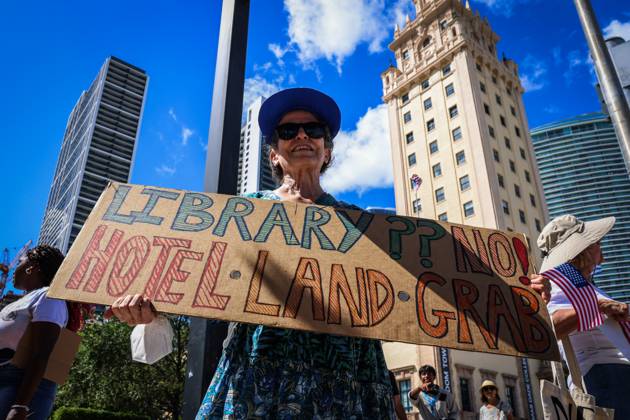 A person holds up a sign during a protest against the construction of Donald Trump s presidential library in Miami, USA, 29 September 2025. Activists, students, and teachers protested against Donald Trump s presidential library in Miami, a project that the Florida government plans to endorse on Tuesday, considering it to be just another one of his hotels and an insult because it is next to the Freedom Tower. Activists protest against Trump library in Miami, calling it an insult !ACHTUNG: NUR REDAKTIONELLE NUTZUNG!  Copyright: xGiorgioxVierax USA5073 20250929-55018072501_1
