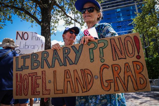 A person holds up a sign during a protest against the construction of Donald Trump s presidential library in Miami, USA, 29 September 2025. Activists, students, and teachers protested against Donald Trump s presidential library in Miami, a project that the Florida government plans to endorse on Tuesday, considering it to be just another one of his hotels and an insult because it is next to the Freedom Tower. Activists protest against Trump library in Miami, calling it an insult !ACHTUNG: NUR REDAKTIONELLE NUTZUNG!  Copyright: xGiorgioxVierax USA5072 20250929-55018072503_1