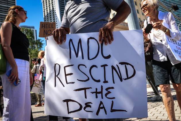 A person holds up a sign during a protest against the construction of Donald Trump s presidential library in Miami, USA, 29 September 2025. Activists, students, and teachers protested against Donald Trump s presidential library in Miami, a project that the Florida government plans to endorse on Tuesday, considering it to be just another one of his hotels and an insult because it is next to the Freedom Tower. Activists protest against Trump library in Miami, calling it an insult !ACHTUNG: NUR REDAKTIONELLE NUTZUNG!  Copyright: xGiorgioxVierax USA5079 20250929-55018072510_1