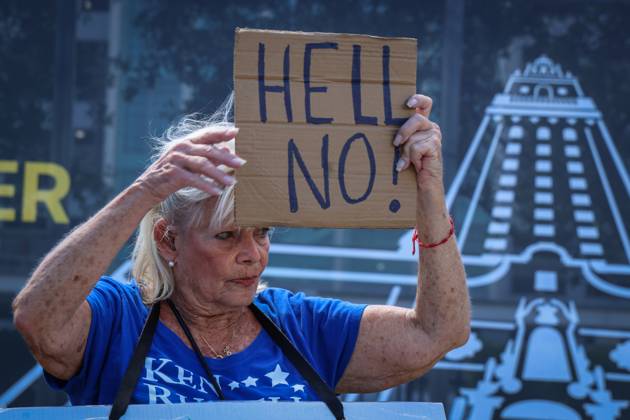 A person holds up a sign during a protest against the construction of Donald Trump s presidential library in Miami, USA, 29 September 2025. Activists, students, and teachers protested against Donald Trump s presidential library in Miami, a project that the Florida government plans to endorse on Tuesday, considering it to be just another one of his hotels and an insult because it is next to the Freedom Tower. Activists protest against Trump library in Miami, calling it an insult !ACHTUNG: NUR REDAKTIONELLE NUTZUNG!  Copyright: xGiorgioxVierax USA5076 20250929-55018072517_1